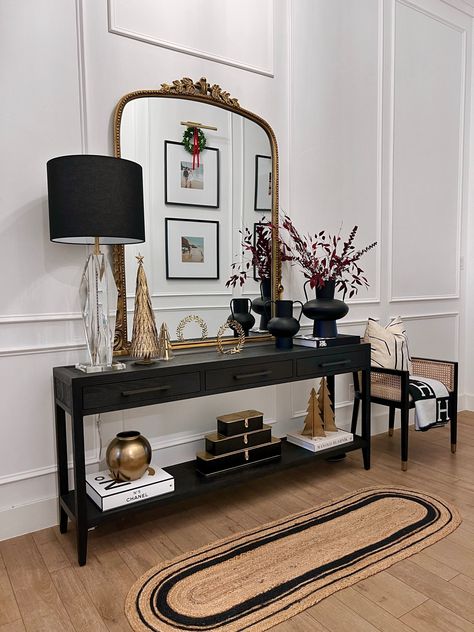 Hallway Table Decor, Modern Rustic Living Room, Console Table Styling, Console Table Decorating, Living Room Console, Entryway Table Decor, Console Table Hallway, Home Decor Idea, Home Decor Ideas Living Room