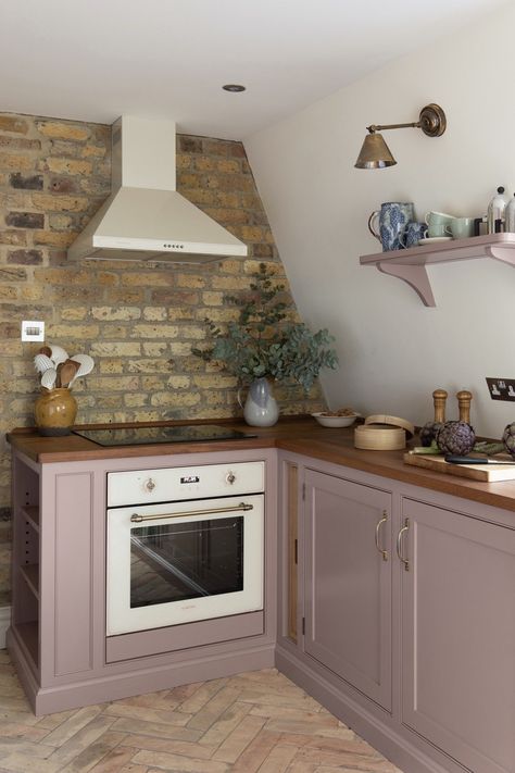 Kitchen Ideas Colorful, Eclectic Kitchen Ideas, Kitchen Renovation Inspiration, Flat In London, Eclectic Kitchen, Victorian Terrace, Kitchen Dinning, Pink Kitchen, Apartment Kitchen