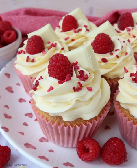 Raspberry & White Chocolate Cupcakes - The Baking Explorer Raspberry And White Chocolate Cupcakes, Flavored Cupcakes, White Chocolate Cupcakes, Sweet Bakes, Raspberry White Chocolate, White Chocolate Buttercream, Cupcake Recipes Chocolate, Valentines Cupcakes, Movie Time