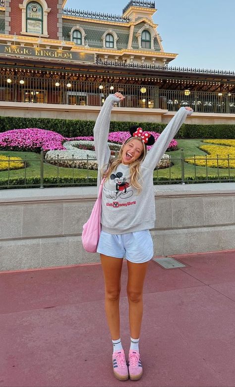 Disney Dress Outfits Women, Waltdisneyworld Outfit, Wdw Photo Ideas, Orlando Florida Outfits Winter, Vintage Disneyland Outfits, Disney Winter Aesthetic, Athletic Dress Disney Outfit, Disney Hat Outfit, Disney Outfits In December