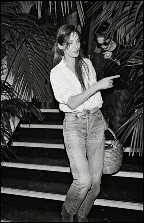 Jane birkin style ... Jane Birkin Aesthetic, Jane Birken, Celebrity Jeans, Jane Birkin Basket, Jane Birkin Style, Bianca Jagger, Francoise Hardy, Woman Walking, Jeanne Damas