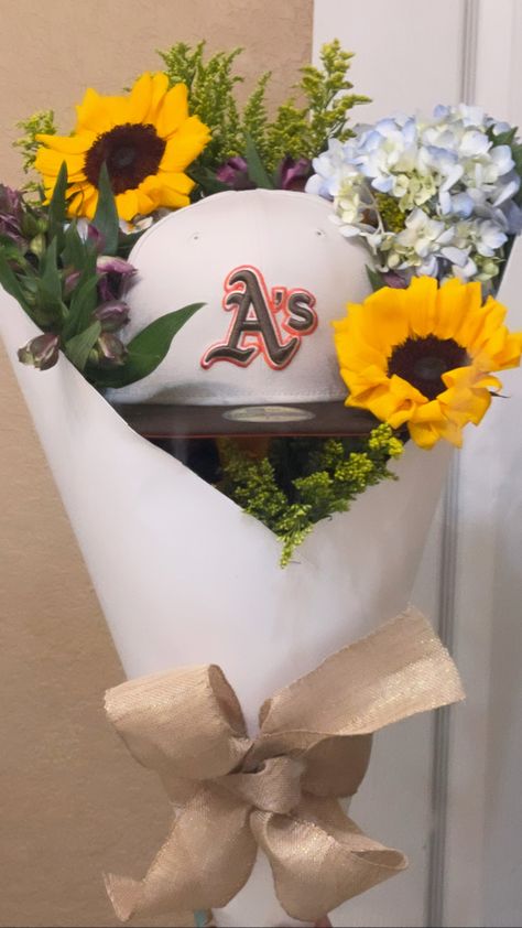 Ramo Buchon With Hat For Guys, Mens Flower Arrangements, Flower Arrangements For Men, Hat Flower Bouquet, Hat Bouquet For Boyfriend, Bouquet For Boyfriend, Hat Bouquet, Bouquet Cute, Bday Gift For Boyfriend