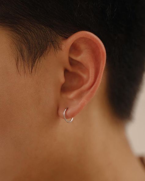 Men Lobe Piercing, Small Hoop Earring Male, Men Piercing Ears, Men Ear Piercing Ideas, Mens Ear Rings, Ear Ring Men, Mens Ear Piercing Ideas, Earrings Men Style, Mens Ear Piercing