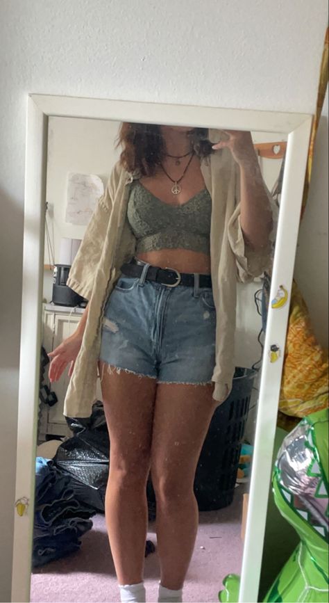 College Fits Midsize, Cropped Cami Outfit, Boho Summer Outfits Midsize, 90s Summer Outfits Midsize, Mid Sized Outfits Summer, Summer Outfit Ideas Midsize, Outfit Inspo For Medium Size, 90s Summer Aesthetic Outfits, Y2k Summer Outfits Midsize