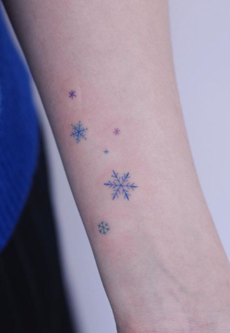 60 Best Cute And Small Tattoo Ideas - List Inspire Frozen Tattoo, Snowflake Tattoo, Snow Tattoo, Snow Flake Tattoo, Christmas Tattoo, Shape Tattoo, Small Girl Tattoos, Great Tattoos, Pattern Tattoo