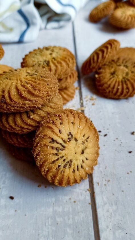 Jeera Cookies Recipe, Eggless Biscuits Recipe, Jeera Biscuits Recipe, Savoury Cookies Recipes, Indian Cookies Recipe, Salted Cookies Recipe, Savory Cookies Recipes, Eid Snacks, Indian Biscuits