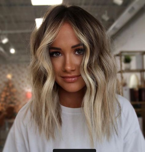 Medium Length Blonde Money Piece, Medium Length Hair With Blonde Balayage, Fall Hair Short Blonde, Trendy Haircuts Blonde, Blonde Balayage Shorter Hair, Full Balayage Blonde Short, Hair Color Ideas For Blondes Short, Short Blonde Brunette Hair, Blonde With Dark Roots Medium Length