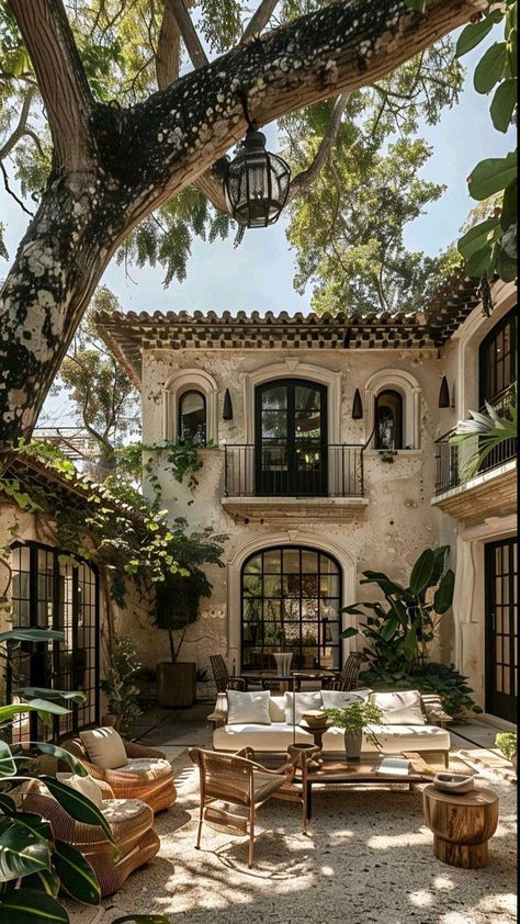 Italian Hotel Exterior, Cute Home Exterior, Hotel Ideas, Hacienda Style Homes, Dream Life House, Casa Vintage, Hacienda Style, Spanish Style Homes, Mediterranean Home