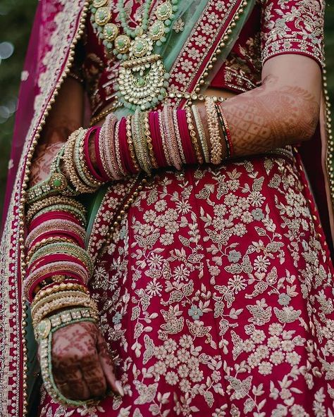 Amazing Ideas Of These Beautiful Bangles And Kadas To Make Your Look More Ravishing | Weddingplz Chura Designs, Jewelry Room, Wedding Chura, Beautiful Bangles, Bridal Chura, Hindu Bride, Stylish Short Dresses, Fancy Jewellery Designs, Bangles Indian