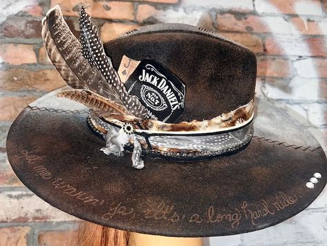 SSDesignco14 - Etsy Black Burned Felt Hat, Custom Felt Hat Ideas, Western Boho Hats, Custom Cowboy Hats Women, Western Hat Burning Ideas, Lainey Wilson Hats, Hat Band Ideas, Custom Hats For Women, Hat Bar Ideas