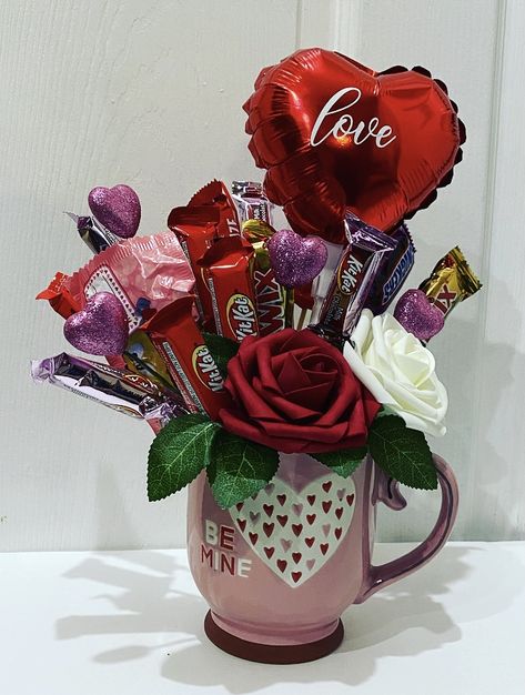 Valentines Mug Gift Ideas, Coffee Mug Gift Ideas Filled Diy, Valentines Mugs Ideas, Candy Gifts Diy, Valentine Art Projects, Balloon Bouquet Diy, Valentines Day Baskets, Best Gift Baskets, Valentine Gift Baskets