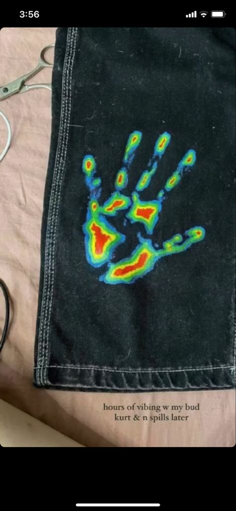 Heat Hand Print Jeans, Handprint On Jeans, Hand Print Jeans Diy, Thermal Hand Print Shirt, Painting Ideas On Clothes Aesthetic, Thermal Hand Print Painting, Thermal Handprint Jeans, Diy Neon Painting, Hand Print On Shirt