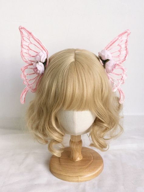 Add a touch of whimsy and elegance to your hairstyle with our pink rosette design butterfly wings hairclips. These enchanting hair accessories feature delicate butterfly wings adorned with intricately crafted pink rosettes, creating a fairy-tale charm that is perfect for any occasion. Ideal for enhancing everyday outfits, special events, cosplay, or adding a touch of magic to your kawaii or lolita fashion ensembles. A lovely gift choice for friends, family, or anyone who loves cute and whimsical Pink Fairy Hair, Butterfly Wings Makeup, Wings Aesthetics, Fairy Hair Accessories, Fairy Kei Accessories, Gacha Body, Cute Wings, Body Sheet, Diy Fairy Wings