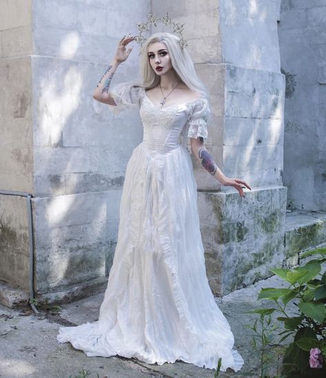 White Vintage Gothic Victorian off-the-Shoulder Long Dress #victoriandress #victorianweddingdresses #whitevictoriandresses #historicaldresses Gothic Bride White Dress, Witchcore Wedding Dress, Ghostly Wedding Dress, White Witchy Dress, Spooky Wedding Dress White, Wedding Dress Gothic White, Goth Bride White Dress, Vampire White Dress, Victorian Gothic Wedding Dress White