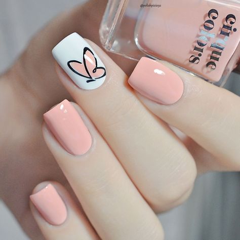 Uñas pintadas con esmalte color coral y blanco con diseño de mariposa minimalista Teen Nails, Butterfly Nail Designs, Makeup Nails Art, Popular Nails, Cute Nail Art, Eye Makeup Remover, Nail Arts, Nail Polishes, Tinted Moisturizer