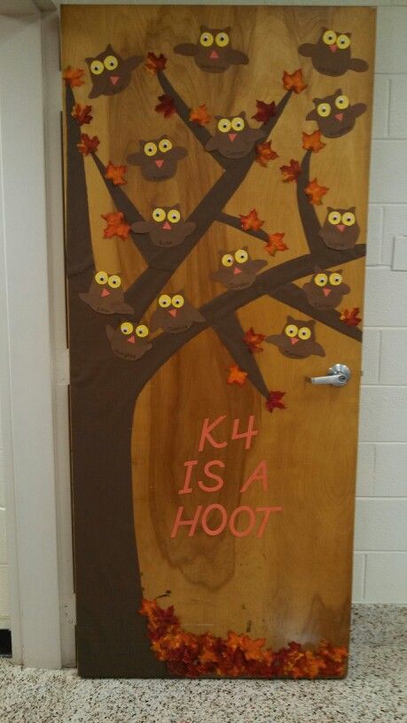 Fall classroom door with student-made owls. Fall School Doors, Deco Porte Halloween, Halloween Classroom Door, Preschool Door, Fall Classroom Decorations, Thanksgiving Classroom, Owl Classroom, Fall Classroom, School Door Decorations