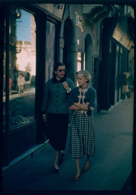 Slim Keith and Bridget Hayward walking in Switzerland, 1957 Babe Paley, Margaret Sullavan, Slim Keith, Mean Girls Costume, Luxury Vanity, Stylish People, Wwe Superstar Roman Reigns, Icon Style, Vintage Girl