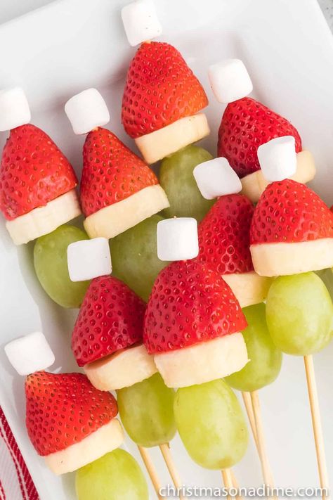 Grinch Fruit Kabob - christmasonadime.com Xmas Breakfast Ideas, Xmas Breakfast, Grinch Fruit Kabobs, Grinch Kabobs, Healthy Christmas Snacks, Fruits Decoration, Grinch Party, Fruit Skewers, Fruit Kabobs