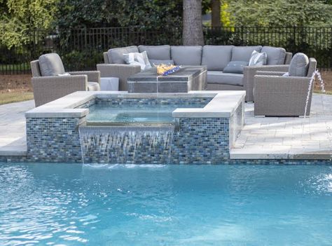 Small Backyard Pool Ideas on a Budget | Small Budget Pools Modern Pool And Spa, Backyard Pool House, Dipping Pool, Moderne Pools, Rectangle Pool, Beach Entry Pool, Patio Remodel, Outside Pool, Pool Remodel