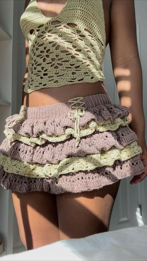 Frilly Crochet Top, Crochet Cute Things Free Pattern, Crochet Ideas For Summer, Crochet 2 Piece Set Women, Crochet Clothes Free Patterns, Summer Crochet Outfits, Crochet Ideas Clothes, Crochet Clothing Ideas, Crochet Inspo Ideas