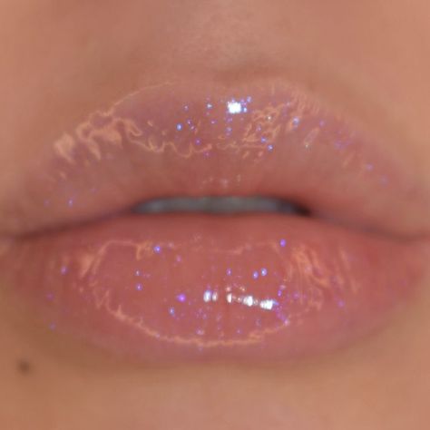 Glitter Gloss Lips, Cute Lip Ideas, Doe Lips, Purple Glossy Lips, Lip Gloss On Lips, Clear Glossy Lips, Lipgloss On Lips, Lip Gloss Looks, Clear Glitter Lip Gloss