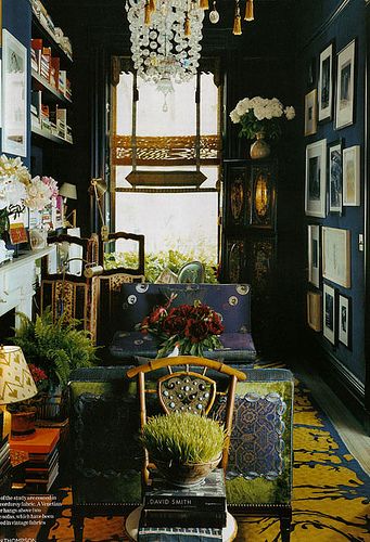 Muriel Brandolino's study walls coated in indigo corduroy fabric. Banquet sofas upholstered in vintage fabrics. Dark Walls, Bohemian Interior, Dark Interiors, Boho Dekor, Style At Home, A Living Room, Bohemian Home, Eclectic Decor, Beautiful Space