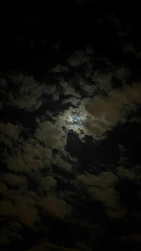 Iphone Wallpaper Rock, Cloudy Nights, Lovecore Aesthetic, Iphone Wallpaper For Guys, Bond Paper Design, Self Pictures, Photos For Profile Picture, Sky Moon, Night Landscape