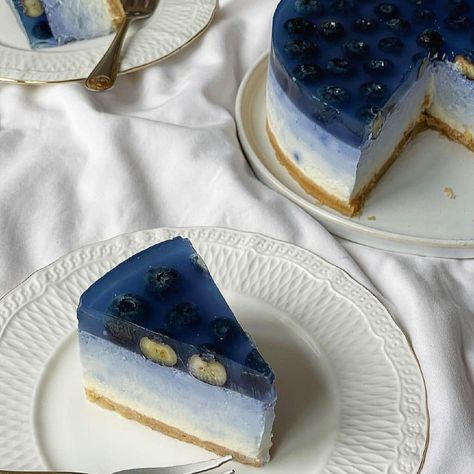 Pretty Candy, Blue Desserts, Blue Food, Sweet Snacks Recipes, Spring Recipes, Sweet Cakes, Desert Recipes, Food Obsession, Cafe Food