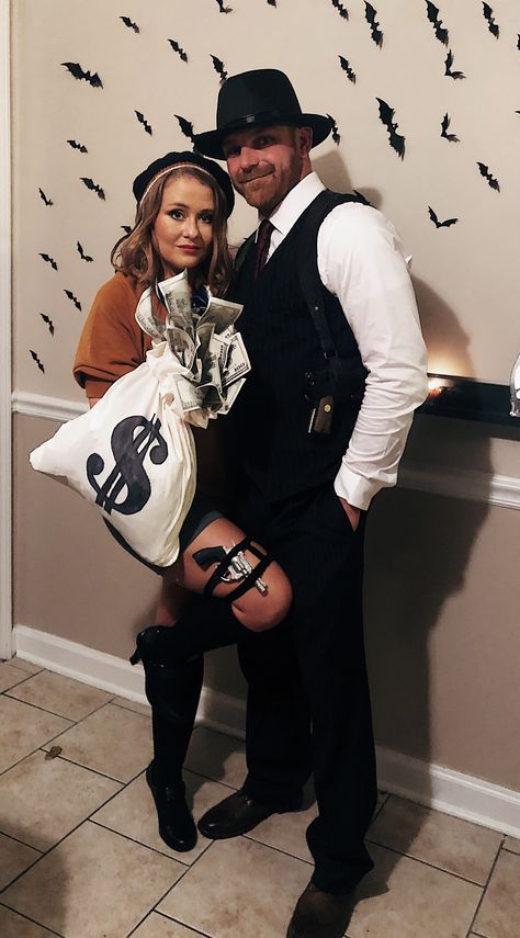 Bonnie and Clyde couples Halloween costume. Bonnie Parker costume. Clyde barrow Bonnie Parker Costume, Bonnie And Clyde Costume, Partner Costumes, Bonnie And Clyde Halloween Costume, Clyde Barrow, Clueless Halloween Costume, Iconic Halloween Costumes, Bonnie Parker, Best Couples Costumes