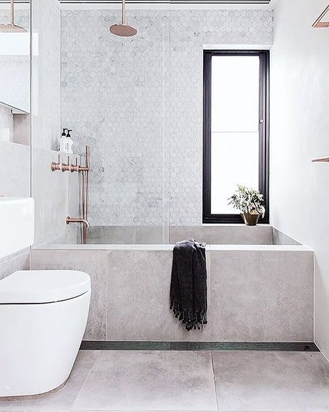 Lovely combination of shower and bathtub. The bath built with large tiles. Hexagon Carrara marble on the wall makes is classy. Brass taps .… Minimal Bathrooms, Drømme Bad, Design Interior Baie, Concrete Bathtub, Bathroom Selfie, Scandinavian Bathroom, Bathroom Diy, Bad Inspiration, Decor Baie