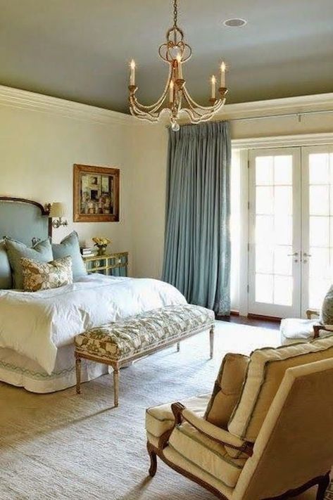 Blue Victorian Bedroom, Bedroom Chandelier Ideas, Painted Bedroom, Blue Ceilings, Real Estat, Colored Ceiling, Lighting Showroom, Pretty Bedroom, Bedroom Ceiling