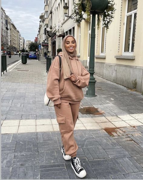 Hijabi Fashion Outfits, Hijab Sport Style, Hijabi Aesthetic Outfits, Hijabi Casual Outfits, Converse Beige, Tracksuit Outfit Women, Hijabi Streetwear, Neutral Color Outfits, Estilo Hijab