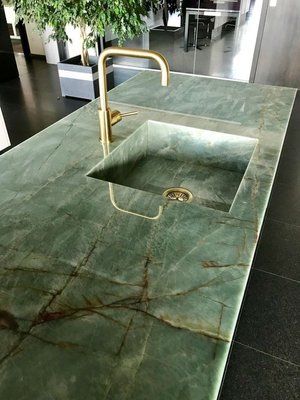 2023 Kitchen Design Trends - Green Marble kitchen island Dekorere Bad, Double Bunk, Interior Design Per La Casa, Marble Counter, Room Deco, Kitchen Trends, Green Kitchen, Green Marble, Dream House Decor