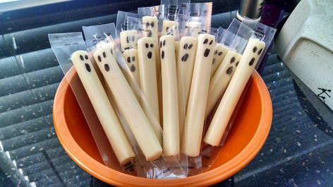 Last Minute Halloween Party Ideas - Toddler Approved Last Minute Halloween Party, Halloween Toddler Party, Halloween Class Party, Dulces Halloween, School Halloween Party, Easy Halloween Party, Halloween Party Snacks, Halloween Fest, Fun Halloween Food