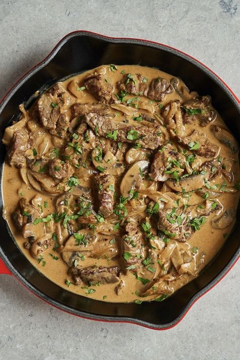 Russian Stroganoff Recipe, Fillet Steak Recipes, Beef Fillet Recipes, Steak Stroganoff, Fresh Fish Recipes, Easy Beef Stroganoff, Best Beef Stroganoff, Beef With Mushroom, Beef Stroganoff Recipe