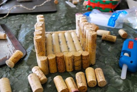 Cork Birdhouse, Wine Cork Birdhouse, Bird Feeder Plans, Cork Crafts Christmas, Wine Cork Diy Crafts, Recycled Wine Corks, Wine Cork Projects, Cork Crafts Diy, Wine Cork Diy