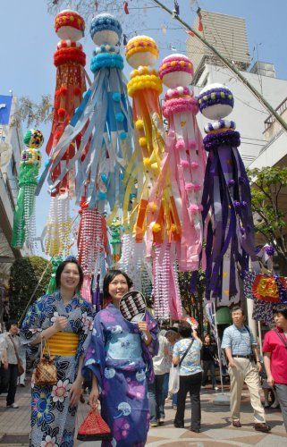 FESTIVAL DE TANABATA Interesting Ceilings, Traditional Clothing Around The World, Tanabata Festival, Matsuri Festival, Star Festival, All About Japan, Japan Holidays, Japanese Festival, Mont Fuji