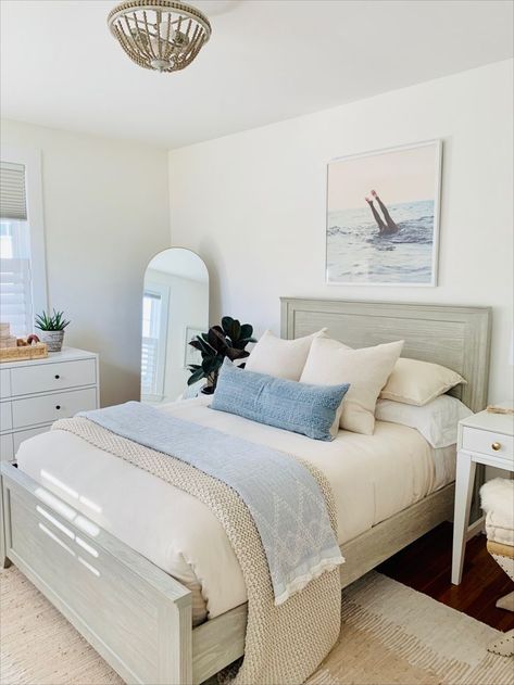 One young teen's dream bedroom became a reality when her dad offered up his former office space for the transformation. Light, neutral hues and subtle pops of blue set the tone for the cool vibes in this space, along with an abundance of texture to keep things interesting. Teen Bedroom Makeover, Costal Bedroom, Beach House Room, Beachy Room Decor, Beach House Bedroom, Coastal Room, College Apartment Decor, Minimalist Apartment, Redecorate Bedroom