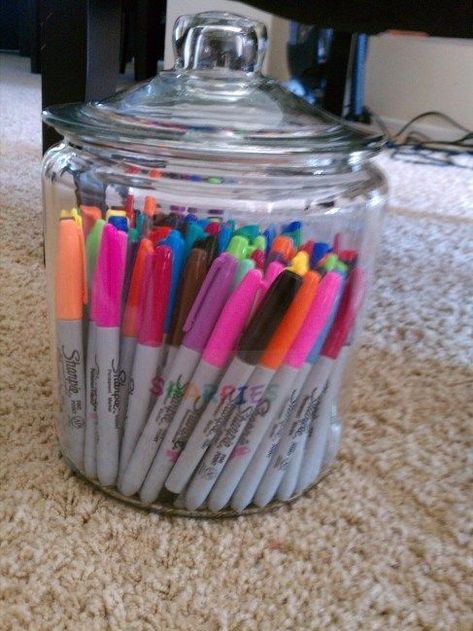 Use a glass jar to store and organize your colored pens in a stylish and functional way. This simple yet creative idea adds a pop of color to your craft room while keeping your supplies easily accessible. Check this article to learn more! Organization Craft Room, Ribbon Organization, Crayon Holder, Small Mason Jars, Sharpie Pens, Ways To Organize, Pen Storage, Pen Organization, Creative Idea