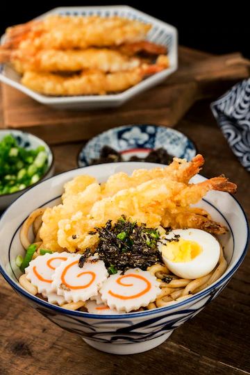 Japanese Food Photography, Japanese Noodle Dish, Japanese Udon, Tempura Prawns, Food Photography Dessert, Mediterranean Diet Recipes Dinners, Japanese Noodles, Udon Noodles, Japanese Dessert