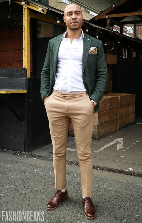 This year's 100 hottest looks and trends direct from the streets, as captured by FashionBeans' Street Style Collective. Green Blazer Khaki Pants Men, Green Blazer Outfit Men, Blazer Men Outfit, Blazer Outfits For Men, Green Blazer Outfit, Green Suit Jacket, Beige Hose, Mens Business Casual, Blazer Outfits Men