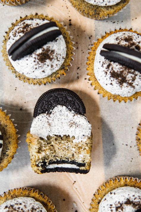 Fluffy Vanilla Cupcake Recipe, Oreo Cupcake Recipe, Campfire Cookies, Oreo Cupcake, Cookies And Cream Frosting, Buttered Vegetables, Sprinkle Cupcakes, Cupcake Pans, Oreo Cupcakes