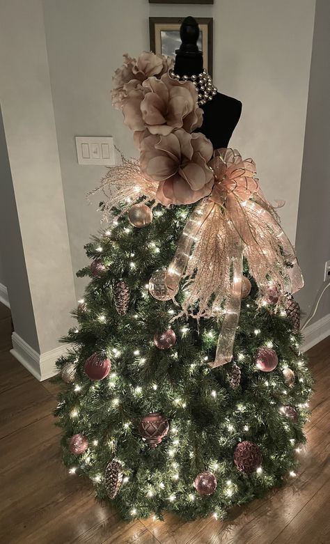 Manniquin Christmas Tree, Table Christmas Decor Ideas, Table Christmas Decor, Dress Form Christmas Tree, Living Room Christmas Decor, Mannequin Christmas Tree, Black Christmas Decorations, Room Christmas Decor, Elegant Christmas Tree Decorations