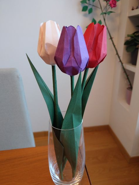 Tulip Flower Origami, How To Make Paper Tulips, How To Make Tulips Paper Flowers, Paper Tulips Bouquet, Tulip Paper Flower, Diy Tulip Flower, Paper Flower Bouquet Diy, Paper Tulips, Origami Flower Bouquet