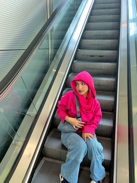 Hot Pink Hijab Outfit, Hijab Hoodie Outfit, Pink Hijab Outfit, Jordans Blue, Hijab Hoodie, Pink Hijab, Hot Pink Outfit, Outfit Jean, Jean Bag