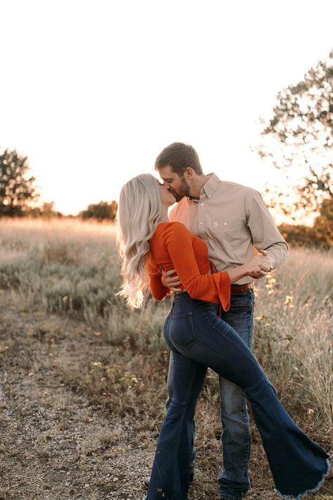 Fall Photoshoot Ideas, Country Couple Pictures, Fall Couple Photos, Fall Photo Shoot Outfits, Fall Couple, Engagement Picture Outfits, Fall Engagement Pictures, Cute Engagement Photos, Couple Engagement Pictures