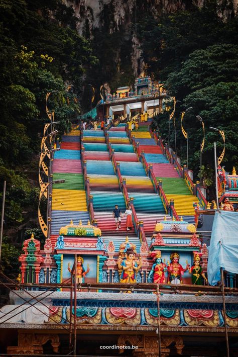 The two of us walking down a big stairs painted in rainbow colors surrounded by trees, leading to a cave at the top in a limestone mountains and the colorful entrance of a Hindu temple in front of the stairs. Agra, Kuala Lumpur, Asia Travel, Jaipur Travel, Malaysia Travel, Kuala Lumpur Malaysia, Instagrammable Places, Magical Places, India Travel