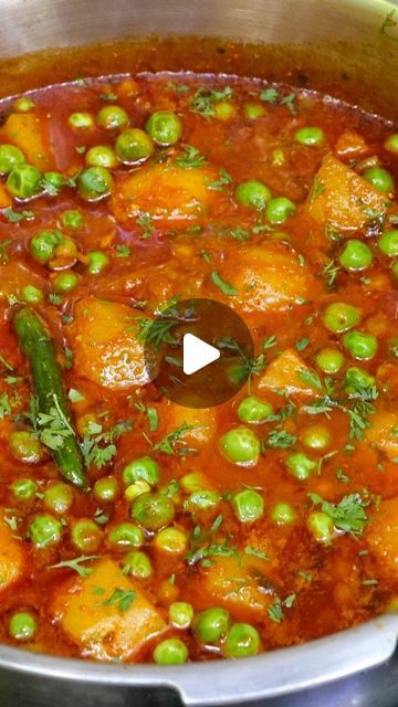 Potato Peas Recipes, Aloo Mattar Sabzi, Jeera Aloo Recipe, Nonveg Recipe, Easy Samosa Recipes, Green Peas Recipes, Lunch Recipes Indian, Potato Gravy, Indian Veg Recipes