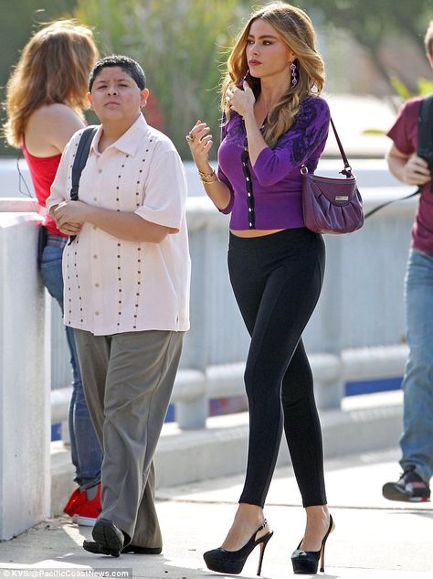 Sofia Vergara long legs in black legging and towering high heels on the set of Modern Family Modern Family Gloria Sofia Vergara Outfits, Latina Mom Outfits, Modern Family Gloria Sofia Vergara, Gloria Pritchett Aesthetic, Gloria Modern Family Hair, Sophia Vergara Outfits, Gloria Modern Family Outfits, Gloria Pritchett Outfits, Sofia Vergara In The 90s