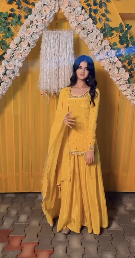 Yellow Garara Dress, Yellow Gharara For Haldi Pakistani, Dholki Guest Outfit, Minimal Haldi Outfit, Haldi Outfit For Guest, Simple Yellow Kurti For Haldi Function, Wedding Dresses Punjabi, Haldi Outfits Guest, Pakistani Plazo Suits